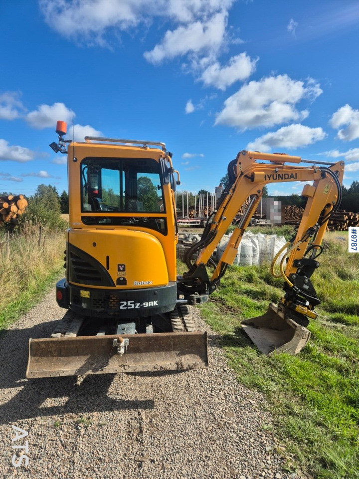 Hyundai 25Z-9AK mini excavator with tiltrotator and attachments - Máy xúc mini: hình 3 Hyundai 25Z-9AK mini excavator with tiltrotator and attachments - Máy xúc mini: hình 3