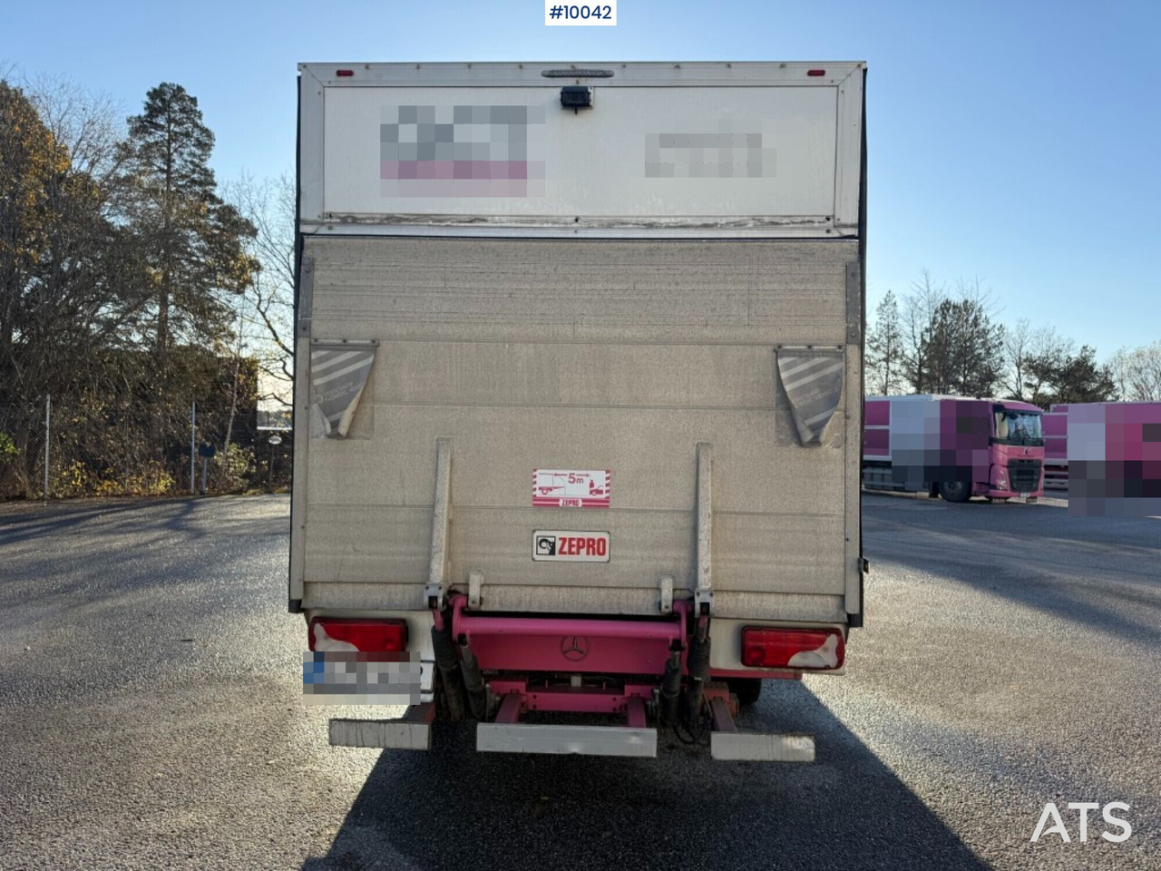 Mercedes Benz Sprinter with tail lift - Xe tải nhỏ thùng kín: hình 4 Mercedes Benz Sprinter with tail lift - Xe tải nhỏ thùng kín: hình 4