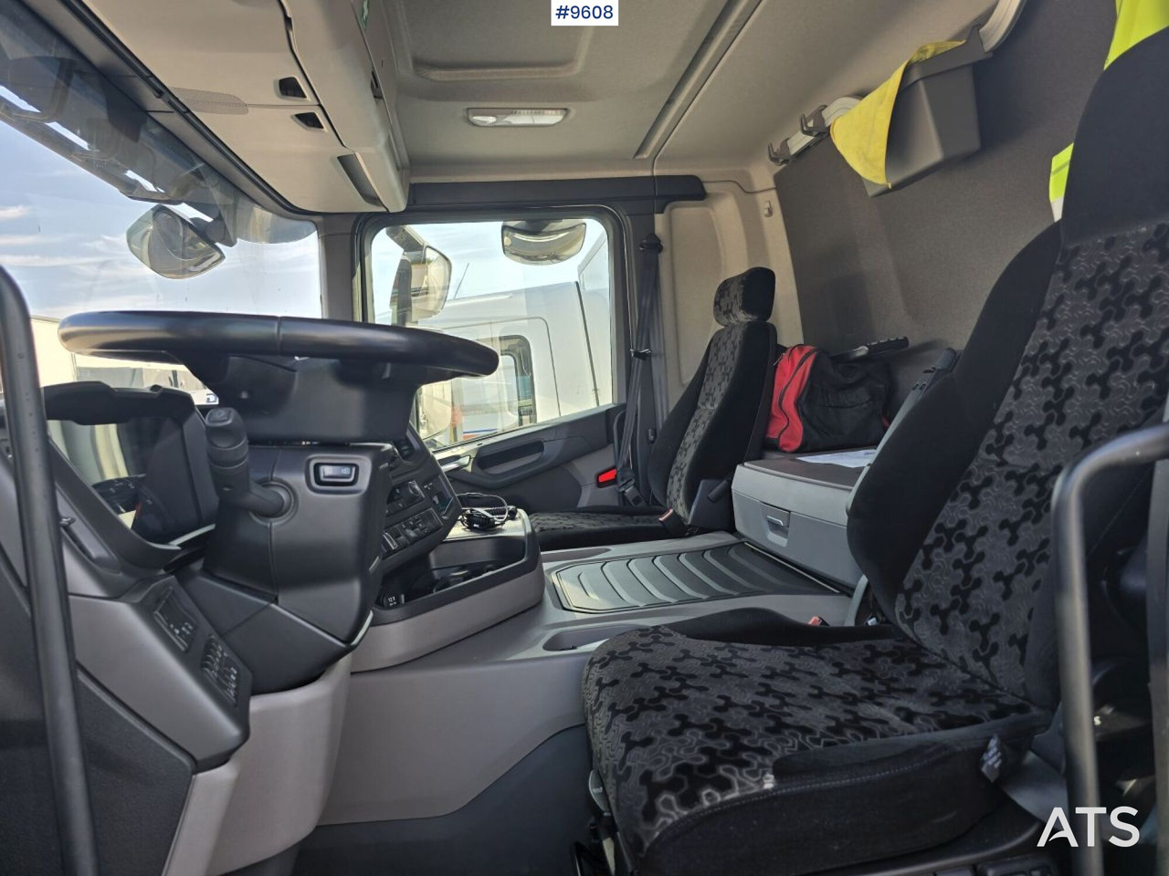 Scania P250 Liftable and lowerable body - Xe tải hộp: hình 5 Scania P250 Liftable and lowerable body - Xe tải hộp: hình 5