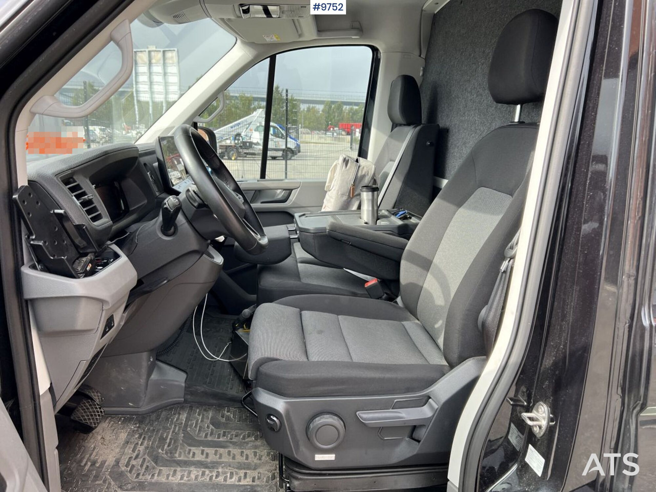 Volkswagen Crafter with tail lift - Xe tải nhỏ thùng kín: hình 3 Volkswagen Crafter with tail lift - Xe tải nhỏ thùng kín: hình 3