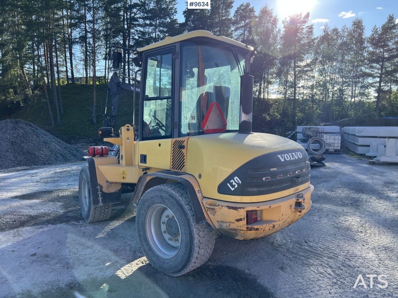 Volvo L30Z Wheel loader with multiple attachments - Máy xúc lật bánh lốp: hình 4 Volvo L30Z Wheel loader with multiple attachments - Máy xúc lật bánh lốp: hình 4