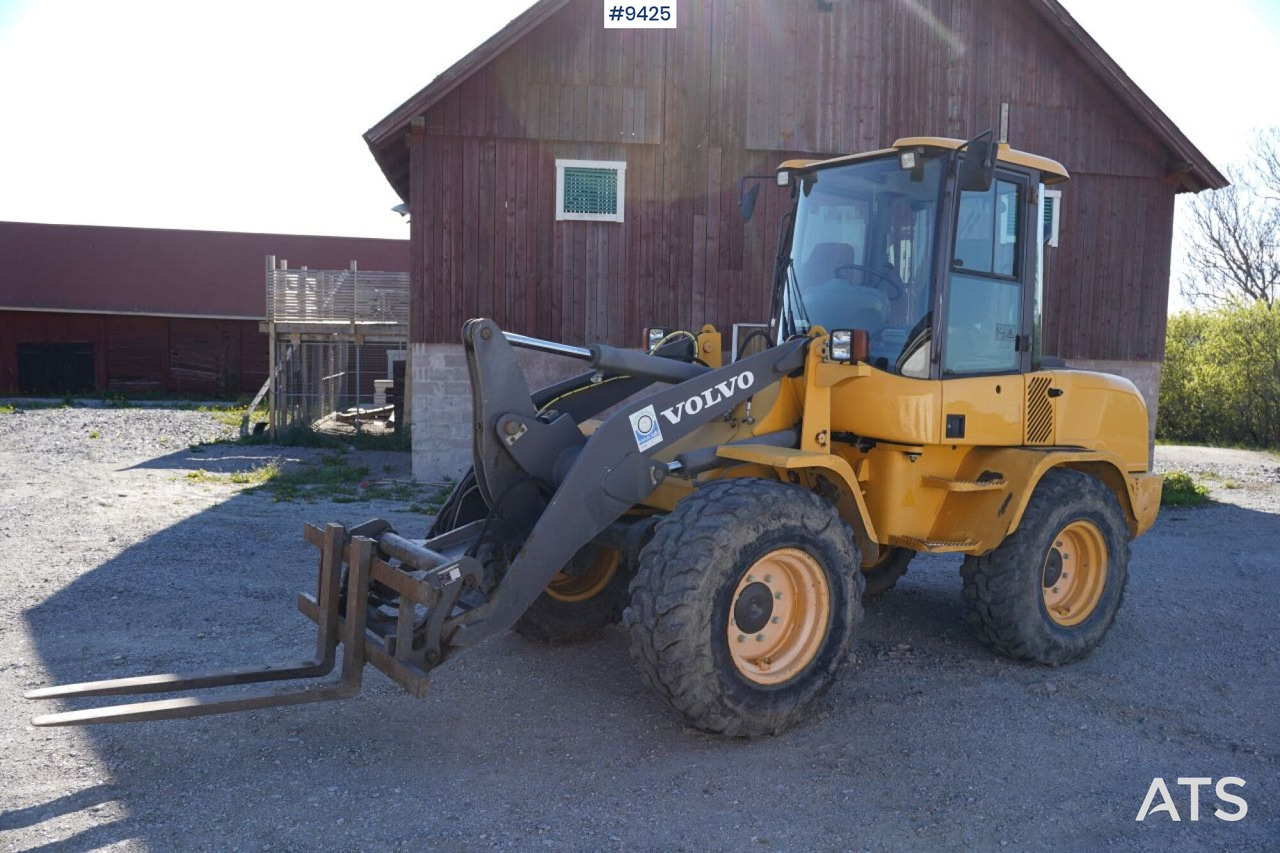 Volvo L35 G with implements (VIDEO) - Máy xúc lật bánh lốp: hình 1 Volvo L35 G with implements (VIDEO) - Máy xúc lật bánh lốp: hình 1