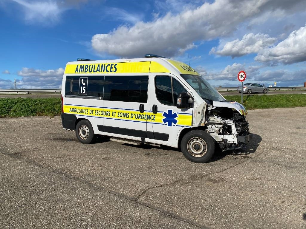 Fiat LES DAUPHINS/DUCATO TORINO 2.3M-Jet 160 endommagée - Xe cứu thương: hình 3 Fiat LES DAUPHINS/DUCATO TORINO 2.3M-Jet 160 endommagée - Xe cứu thương: hình 3