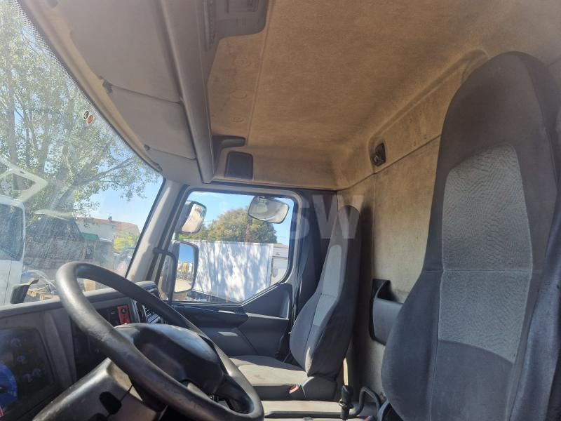 Interior photo 2: Xe tải hộp Renault Midlum 220 DCI