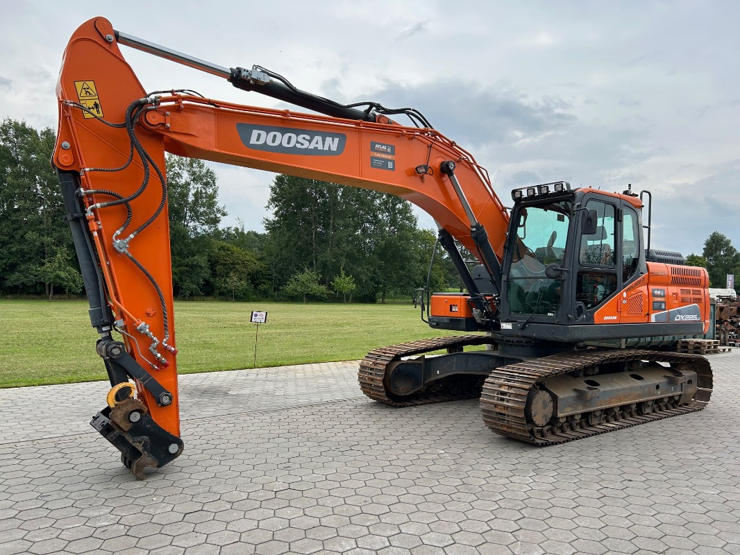 Doosan DX225LC-5 - Máy xúc bánh xích: hình 1 Doosan DX225LC-5 - Máy xúc bánh xích: hình 1