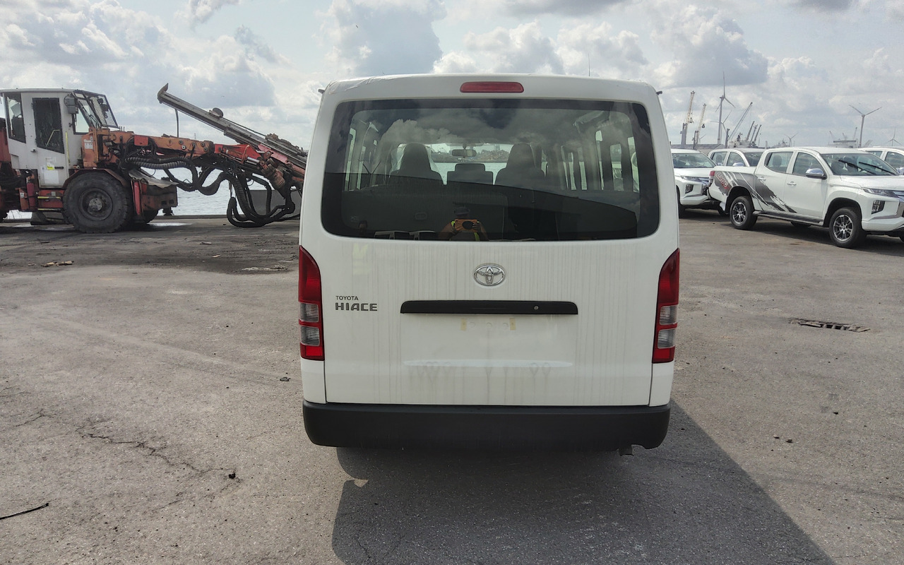 Toyota Hiace STANDARD ROOF 2.5L Diesel Manual - Xe bus mini, Xe van chở khách: hình 5 Toyota Hiace STANDARD ROOF 2.5L Diesel Manual - Xe bus mini, Xe van chở khách: hình 5