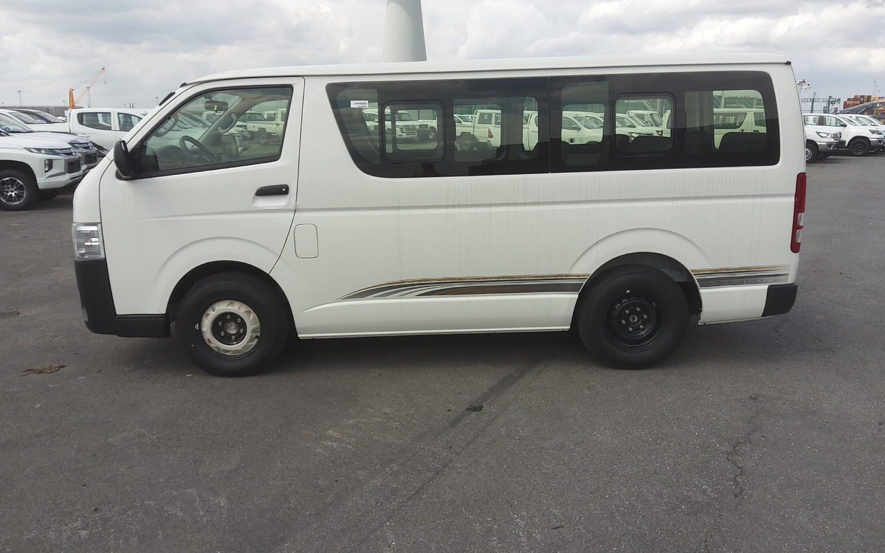 Toyota Hiace STANDARD ROOF 2.5L Diesel Manual - Xe bus mini, Xe van chở khách: hình 3 Toyota Hiace STANDARD ROOF 2.5L Diesel Manual - Xe bus mini, Xe van chở khách: hình 3