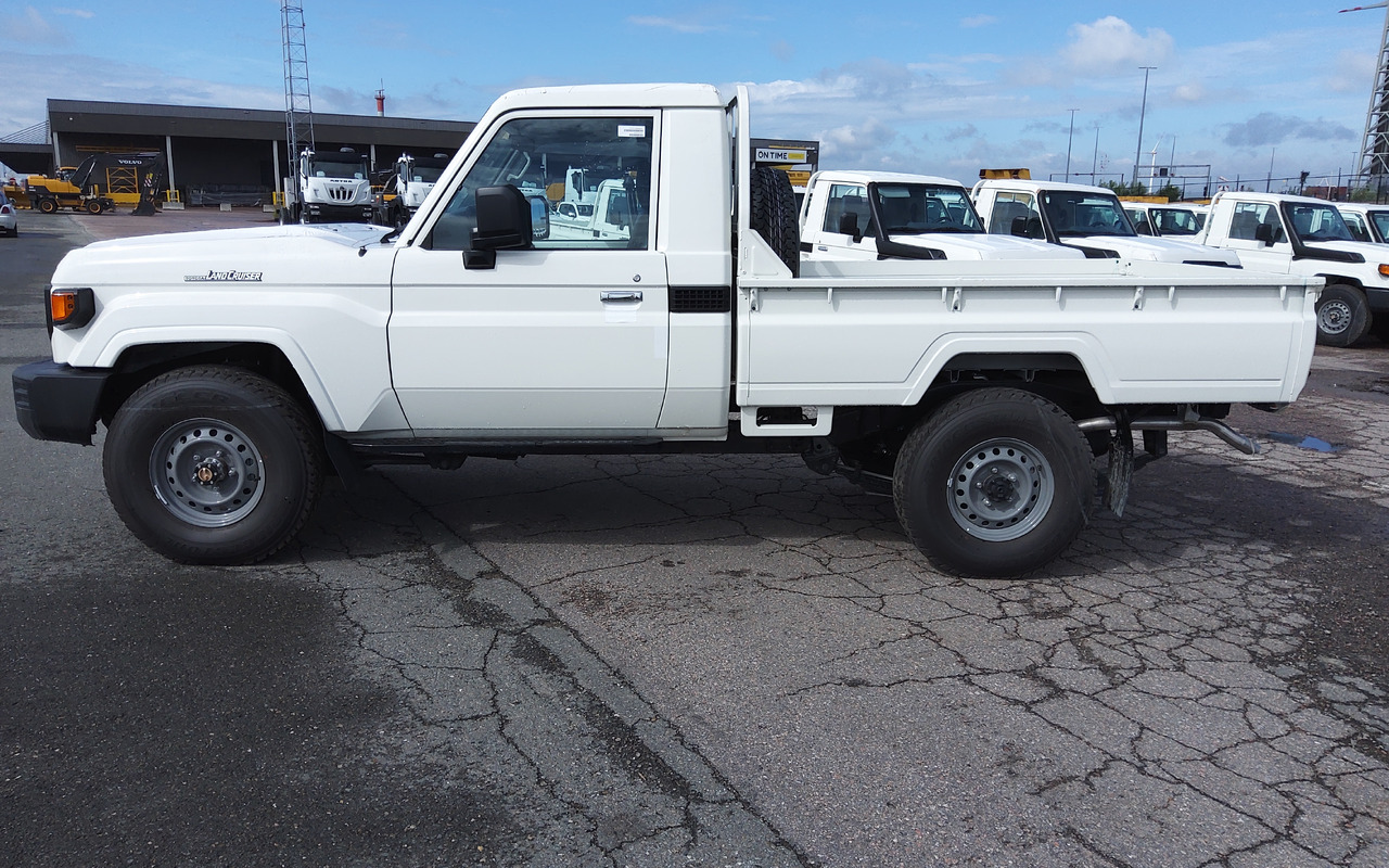 Toyota Land cruiser 79 hzj 79 single cab 4.2L Diesel Manual FACELIFT DIFF LOCK+FREEWHEEL HUB - Xe hơi: hình 5 Toyota Land cruiser 79 hzj 79 single cab 4.2L Diesel Manual FACELIFT DIFF LOCK+FREEWHEEL HUB - Xe hơi: hình 5