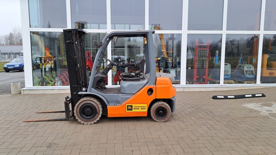 Toyota 02-8FDF20 - Xe nâng diesel: hình 2 Toyota 02-8FDF20 - Xe nâng diesel: hình 2