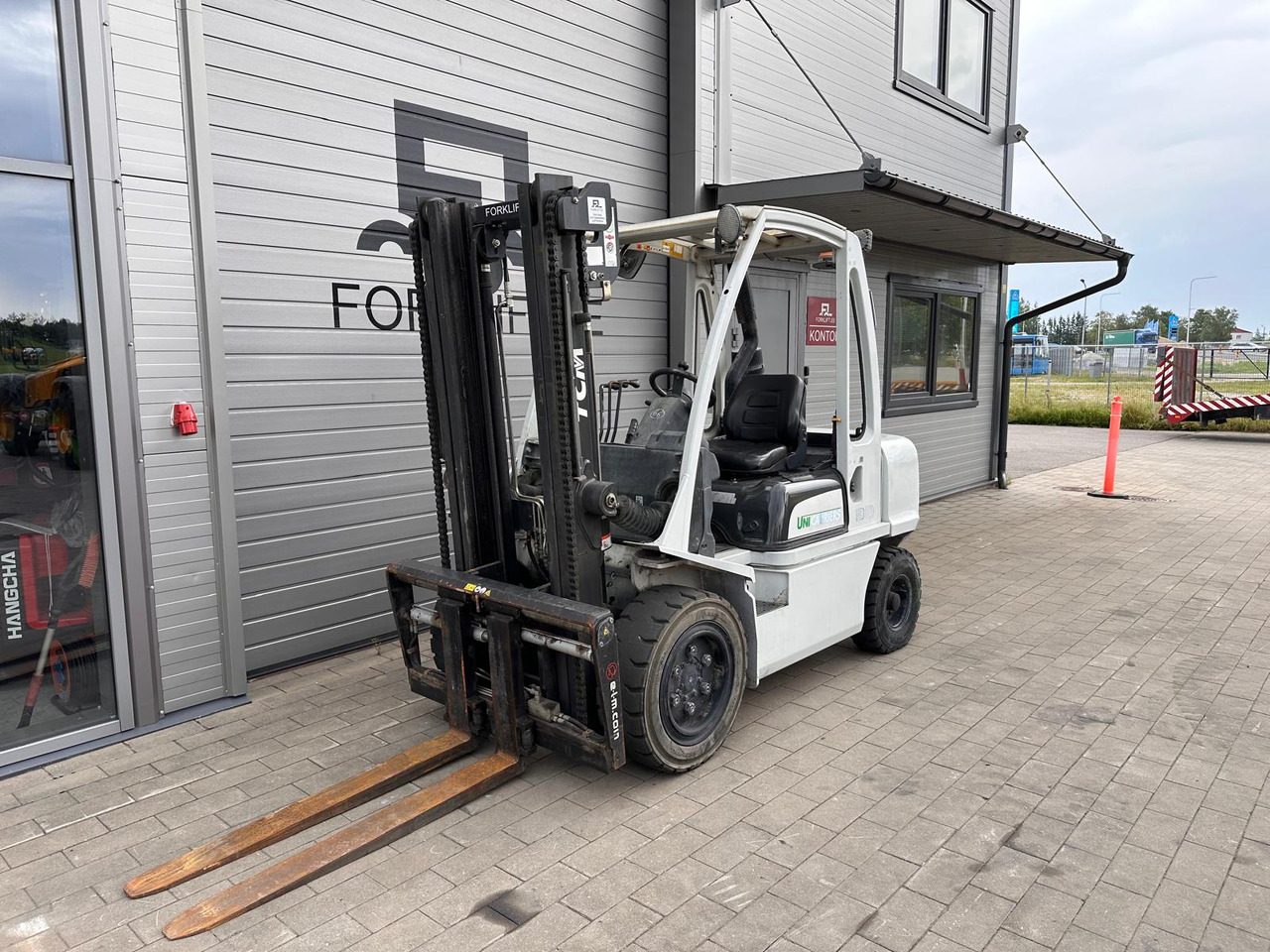 Unicarriers YG1D2A30Q - Xe nâng diesel: hình 1 Unicarriers YG1D2A30Q - Xe nâng diesel: hình 1