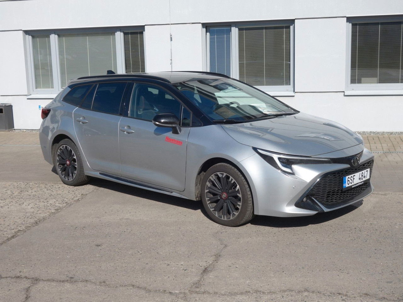 Toyota Corolla Touring 2,0 Hybrid GR Sport - Xe wagon: hình 3 Toyota Corolla Touring 2,0 Hybrid GR Sport - Xe wagon: hình 3
