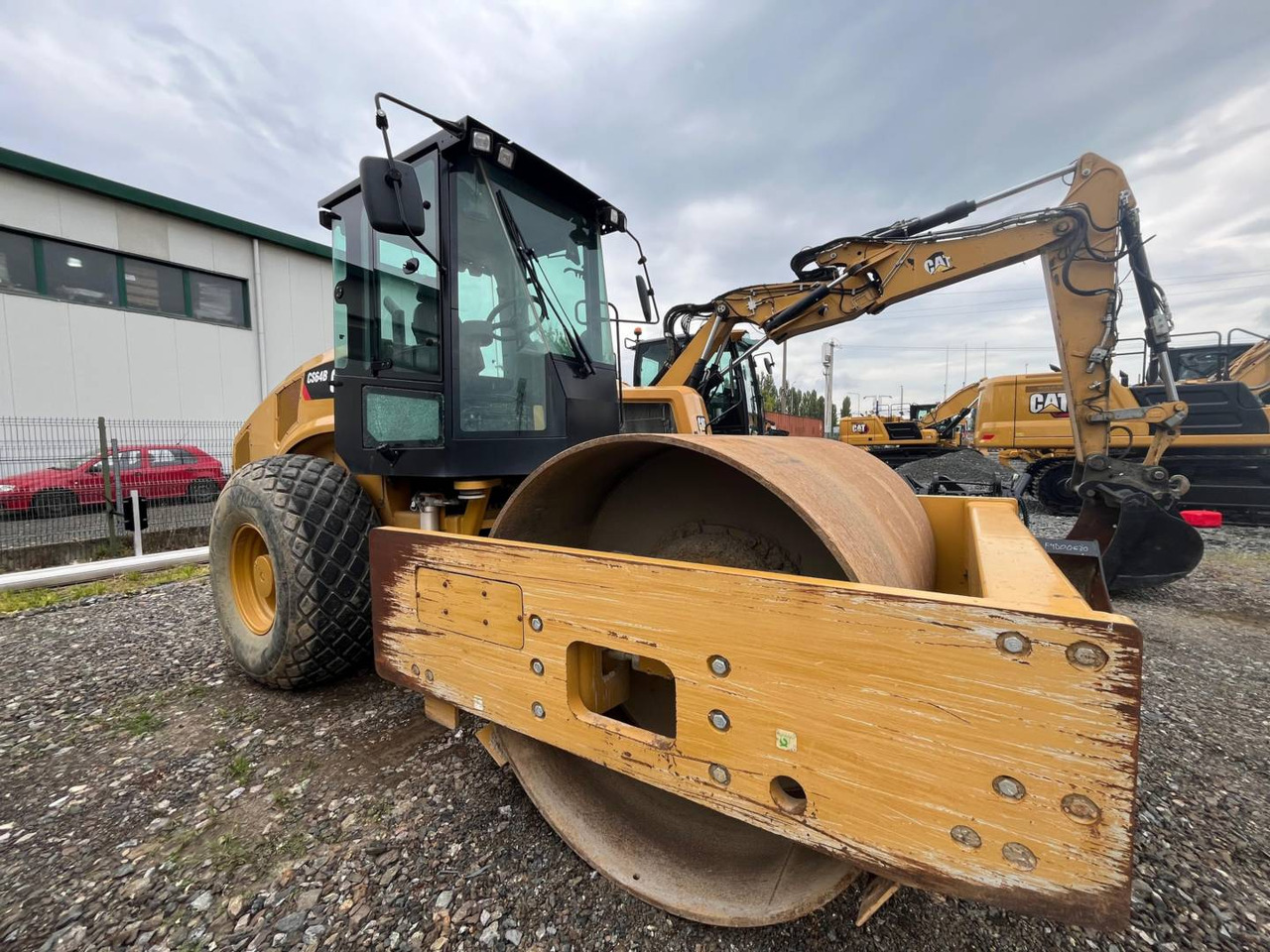 CAT CS64B - Máy đầm: hình 2 CAT CS64B - Máy đầm: hình 2