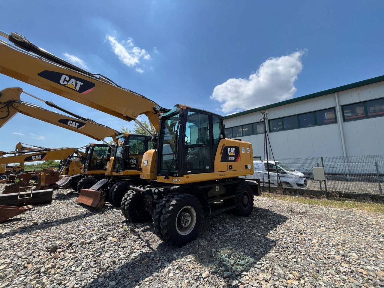 CAT M318F - Máy xúc bánh lốp: hình 1 CAT M318F - Máy xúc bánh lốp: hình 1