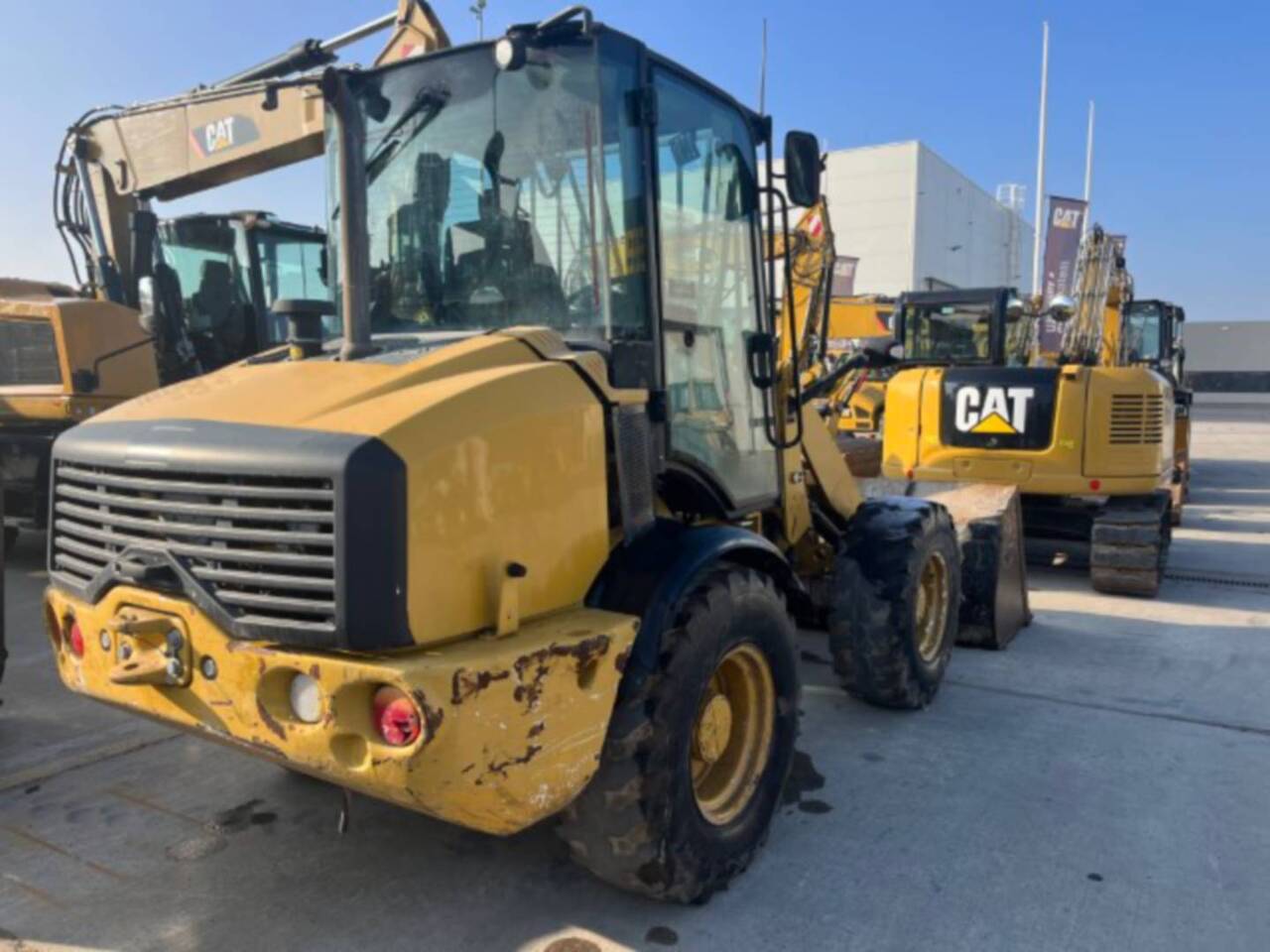 CAT 908M - Máy xúc lật bánh lốp: hình 3 CAT 908M - Máy xúc lật bánh lốp: hình 3