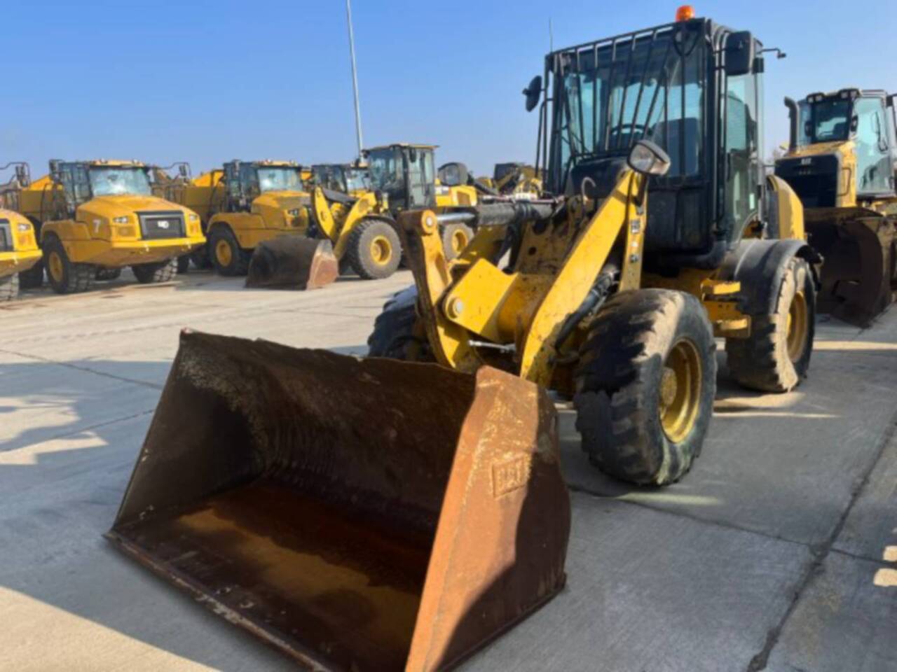 CAT 908M - Máy xúc lật bánh lốp: hình 1 CAT 908M - Máy xúc lật bánh lốp: hình 1