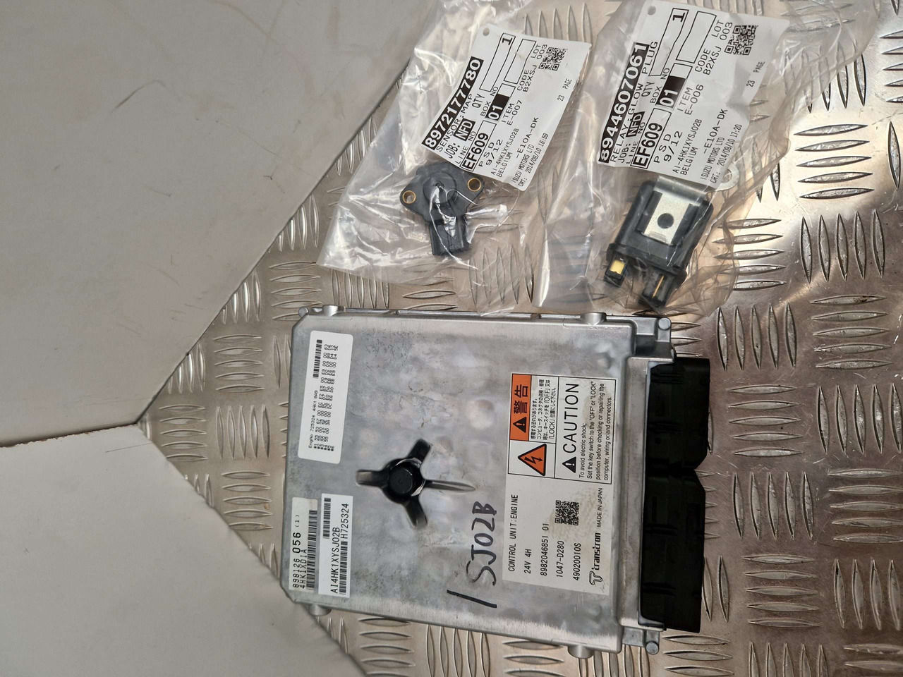 ISUZU ECU 4HK1 XYSJ02B 24V H725324 - Động cơ và các bộ phận cho Máy móc xây dựng: hình 2 ISUZU ECU 4HK1 XYSJ02B 24V H725324 - Động cơ và các bộ phận cho Máy móc xây dựng: hình 2