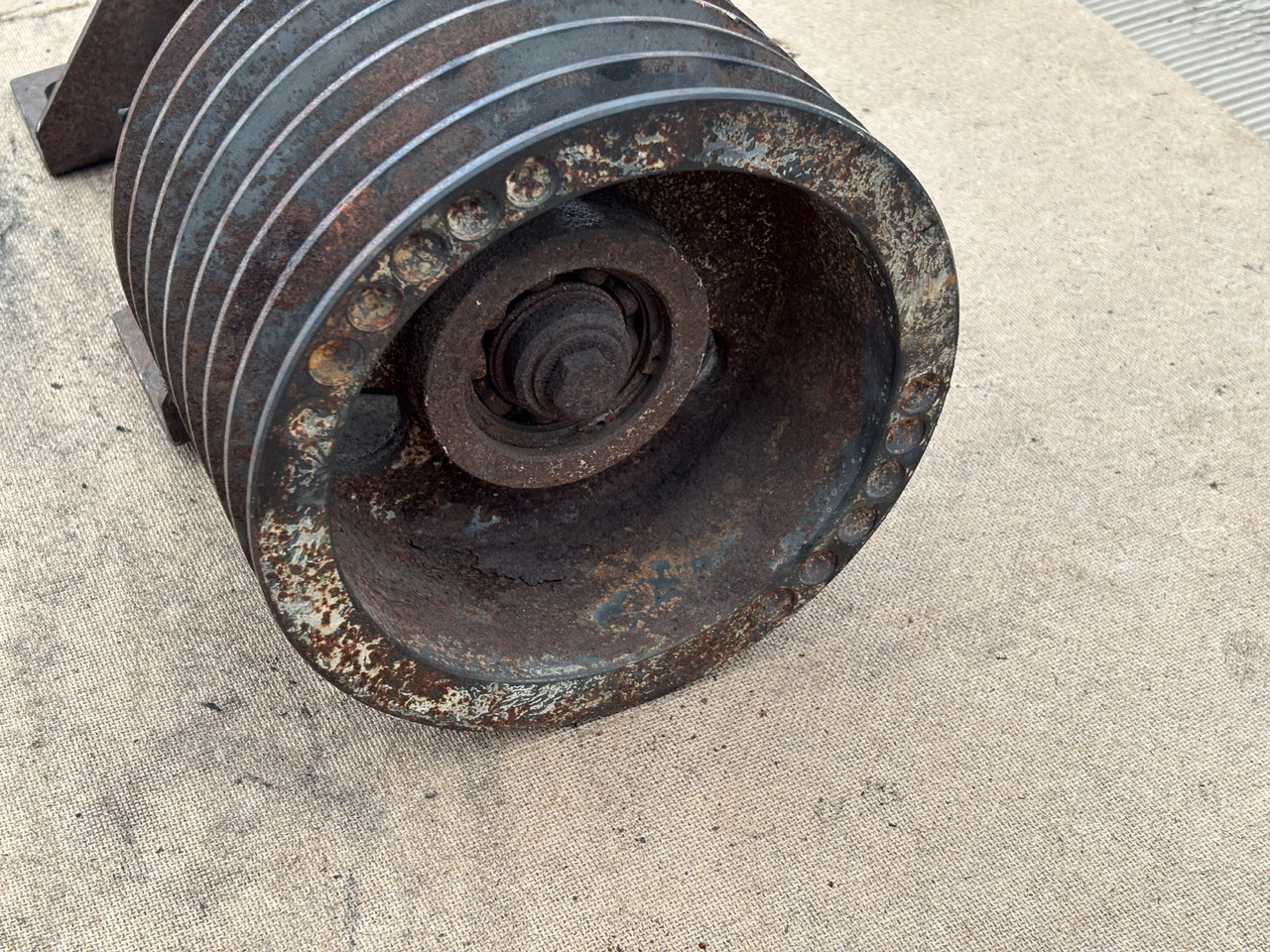 Claas Lexion 780 Koło Pasowe 7 rzędowe z mocowaniem - Dây curoa cho Máy gặt đập: hình 1 Claas Lexion 780 Koło Pasowe 7 rzędowe z mocowaniem - Dây curoa cho Máy gặt đập: hình 1