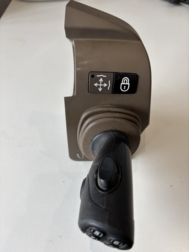 John Deere seria 6000 7000 8000 R - joystick 5-funkcyjny CommandARM RE573554 - Cần số cho Máy móc nông nghiệp: hình 1 John Deere seria 6000 7000 8000 R - joystick 5-funkcyjny CommandARM RE573554 - Cần số cho Máy móc nông nghiệp: hình 1