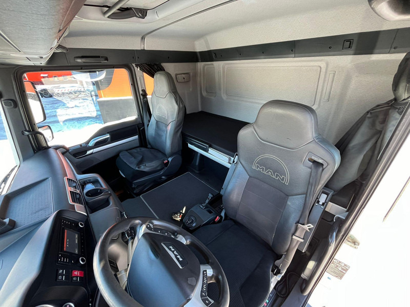 Interior photo 1: Xe tải thùng lửng/ Phẳng, Xe cẩu tự hành MAN TGL 8.220 4x2 HMF 340 K2 / PLATFORM L=4147 mm