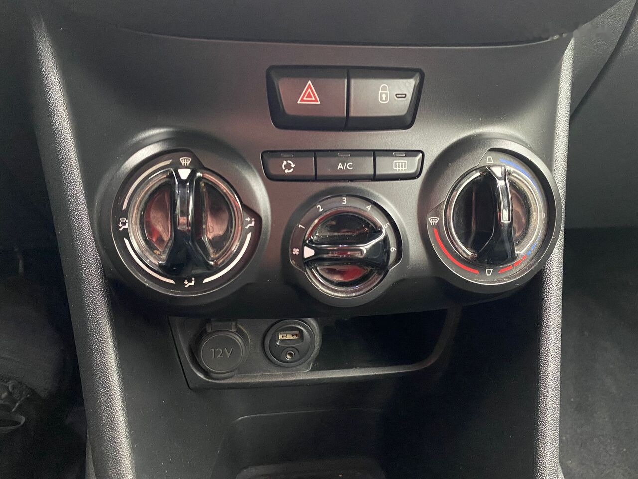 Hatchback Peugeot 208: hình 13