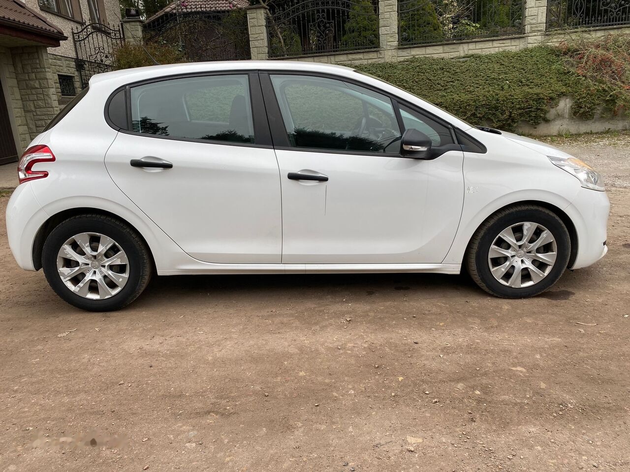 Hatchback Peugeot 208: hình 6