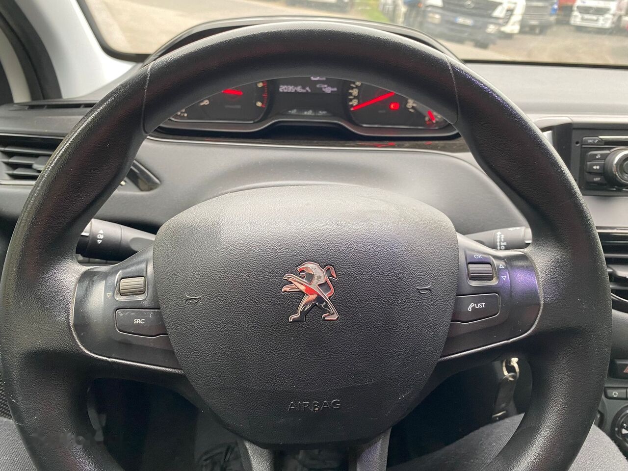 Hatchback Peugeot 208: hình 10