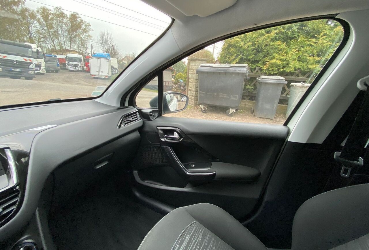 Hatchback Peugeot 208: hình 16