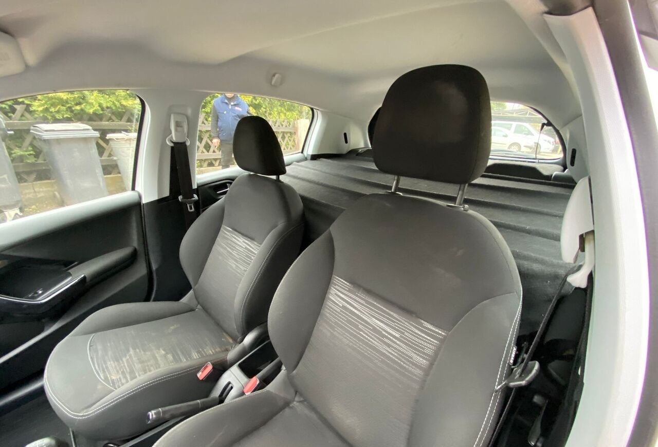 Hatchback Peugeot 208: hình 17