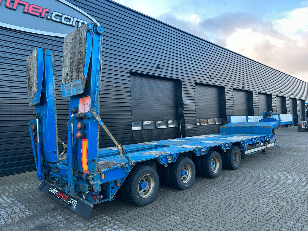 Goldhofer 4 achs tieflader / rampen / 4 x zwangsgelenkt - Sơ mi rơ moóc thùng thấp: hình 2 Goldhofer 4 achs tieflader / rampen / 4 x zwangsgelenkt - Sơ mi rơ moóc thùng thấp: hình 2