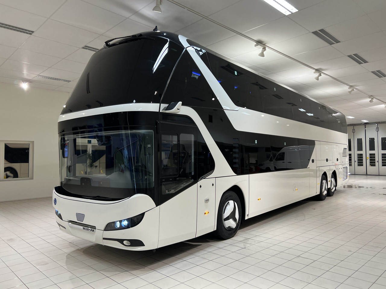 NEOPLAN SKYLINER P06 Euro 6E V.I.P / Exclusive Class (Dark Edition) - Xe đò: hình 2 NEOPLAN SKYLINER P06 Euro 6E V.I.P / Exclusive Class (Dark Edition) - Xe đò: hình 2