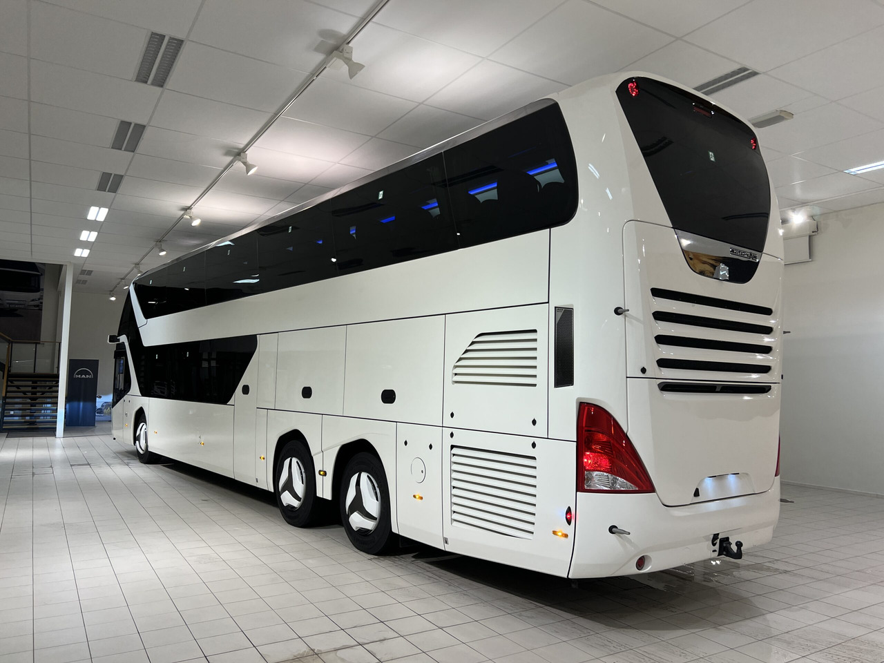 NEOPLAN SKYLINER P06 Euro 6E V.I.P / Exclusive Class (Dark Edition) - Xe đò: hình 4 NEOPLAN SKYLINER P06 Euro 6E V.I.P / Exclusive Class (Dark Edition) - Xe đò: hình 4