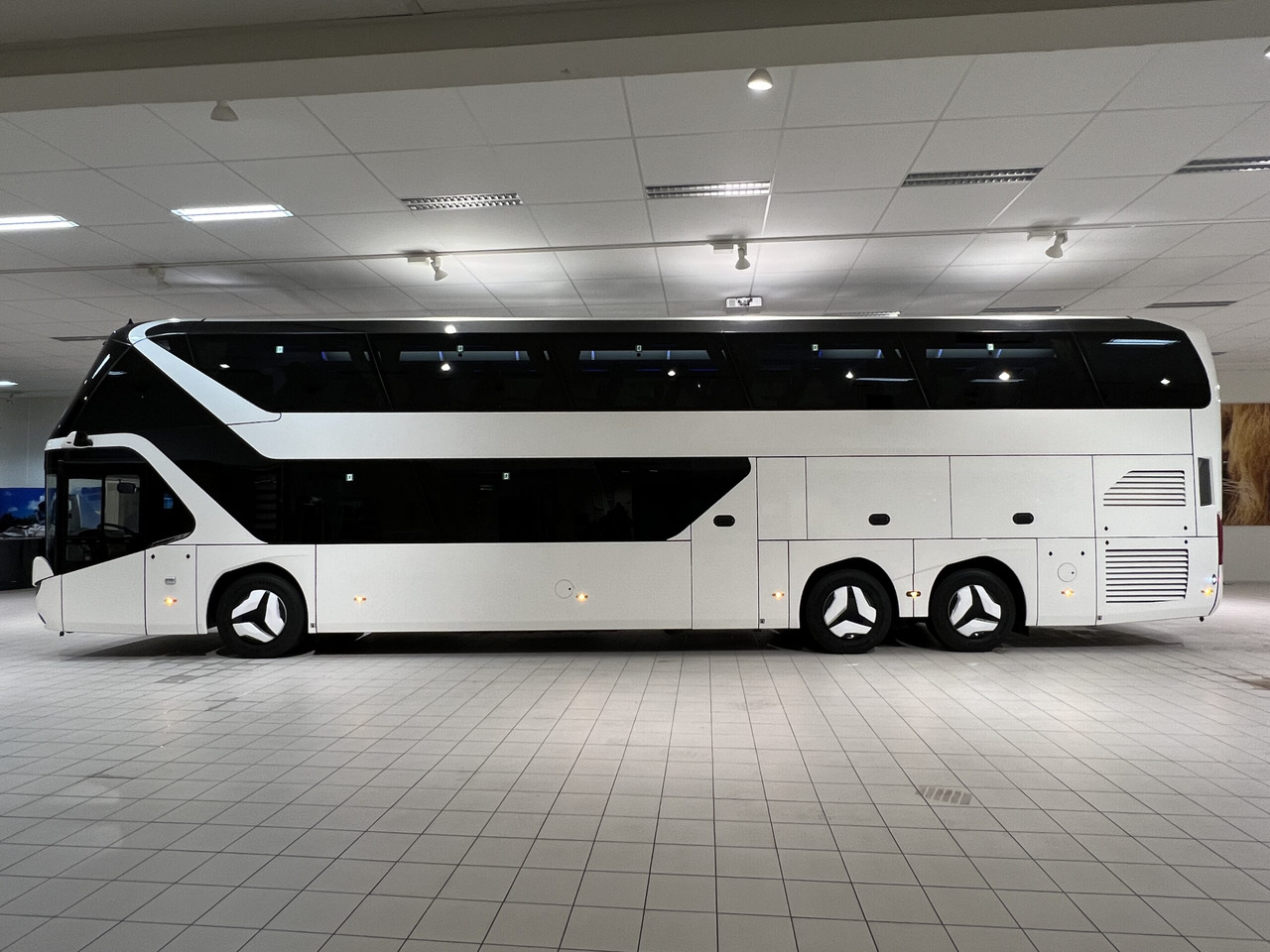 NEOPLAN SKYLINER P06 Euro 6E V.I.P / Exclusive Class (Dark Edition) - Xe đò: hình 3 NEOPLAN SKYLINER P06 Euro 6E V.I.P / Exclusive Class (Dark Edition) - Xe đò: hình 3