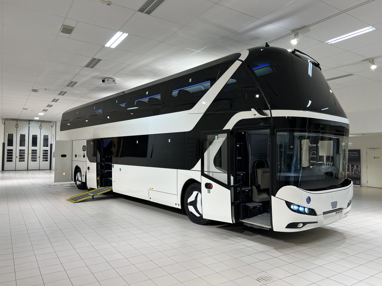 NEOPLAN SKYLINER P06 Euro 6E V.I.P / Exclusive Class (Dark Edition) - Xe đò: hình 1 NEOPLAN SKYLINER P06 Euro 6E V.I.P / Exclusive Class (Dark Edition) - Xe đò: hình 1