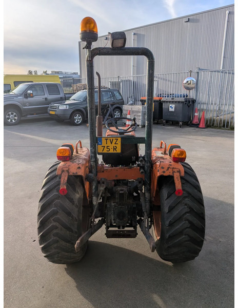 Kubota B8200 D8200 - Máy cày: hình 4 Kubota B8200 D8200 - Máy cày: hình 4