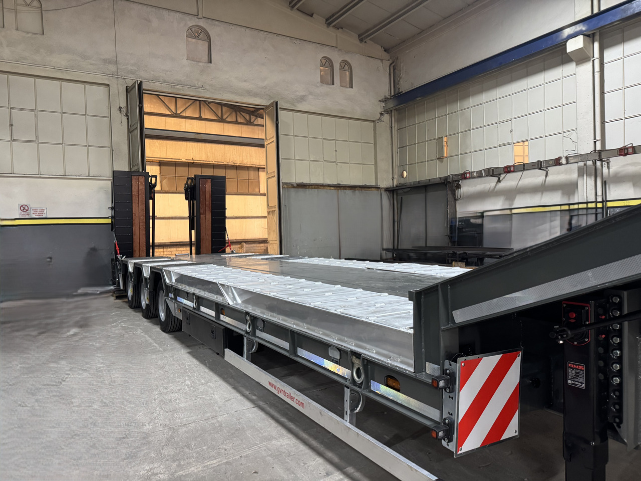 GVN Trailer 3 AXLE LOWBED WITH WHEEL RECESSES - Sơ mi rơ moóc thùng thấp: hình 3 GVN Trailer 3 AXLE LOWBED WITH WHEEL RECESSES - Sơ mi rơ moóc thùng thấp: hình 3