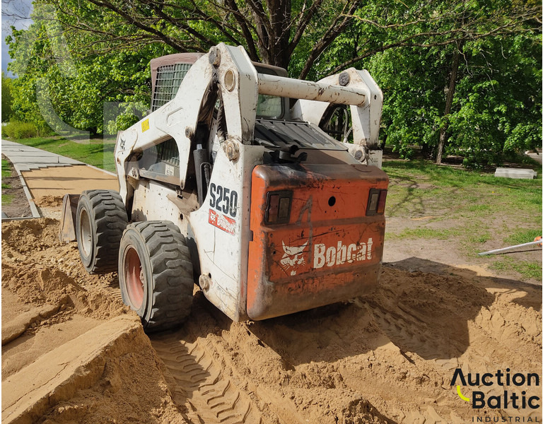 Bobcat S 250 - Máy xúc lật đa năng: hình 3 Bobcat S 250 - Máy xúc lật đa năng: hình 3