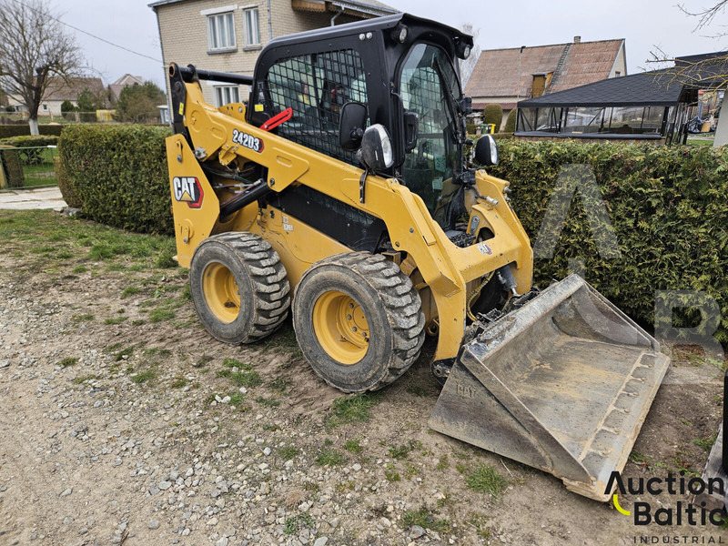 Caterpillar 242 D 3 - Máy xúc lật đa năng: hình 1 Caterpillar 242 D 3 - Máy xúc lật đa năng: hình 1