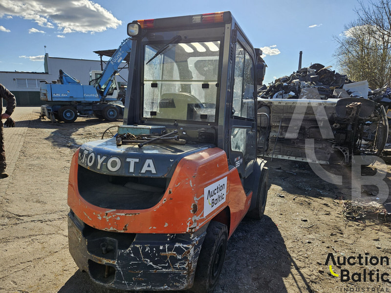 Toyota E 811 - Xe nâng diesel: hình 3 Toyota E 811 - Xe nâng diesel: hình 3