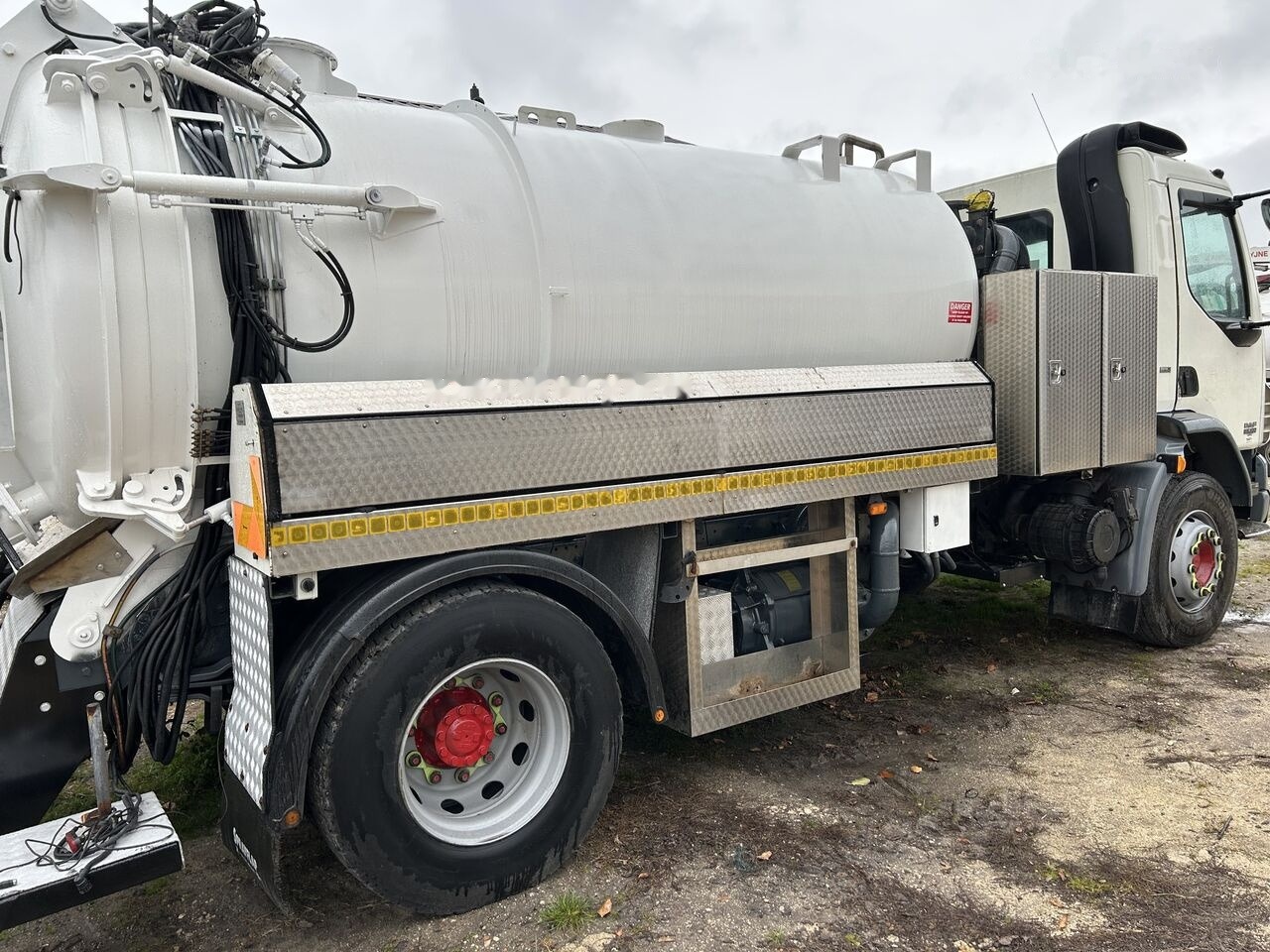 DAF LF55.250 combi tanker - Xe tải chân không: hình 2 DAF LF55.250 combi tanker - Xe tải chân không: hình 2