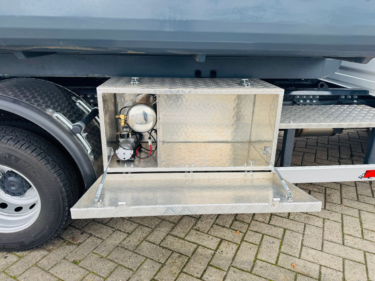 Iveco Daily 70C18H Hyva Abrollkipper - Xe tải nâng móc: hình 5 Iveco Daily 70C18H Hyva Abrollkipper - Xe tải nâng móc: hình 5