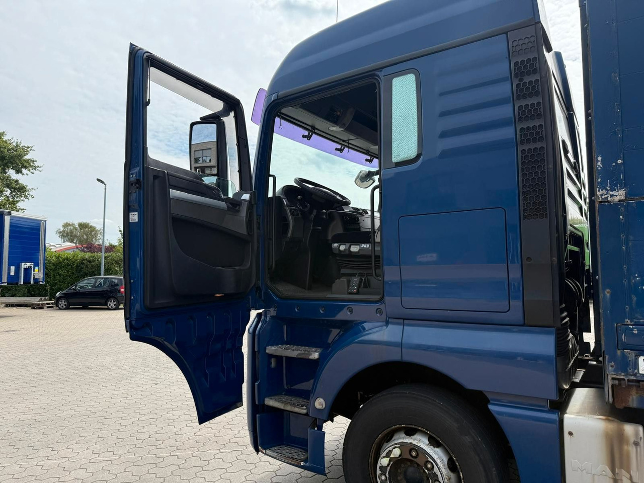 MAN TGA mit Kofferaufbau/Getränkeaufbau + Anhänger - Xe tải đồ uống: hình 5 MAN TGA mit Kofferaufbau/Getränkeaufbau + Anhänger - Xe tải đồ uống: hình 5