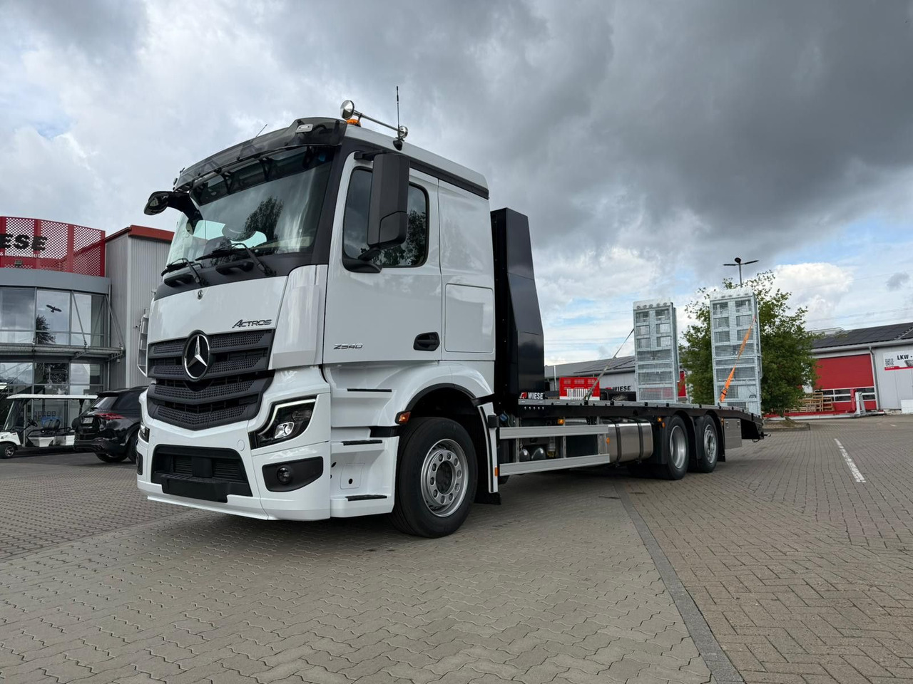 Mercedes-Benz Actros mit Rampen, Maschinentransporter - Xe tải thùng lửng/ Phẳng: hình 1 Mercedes-Benz Actros mit Rampen, Maschinentransporter - Xe tải thùng lửng/ Phẳng: hình 1