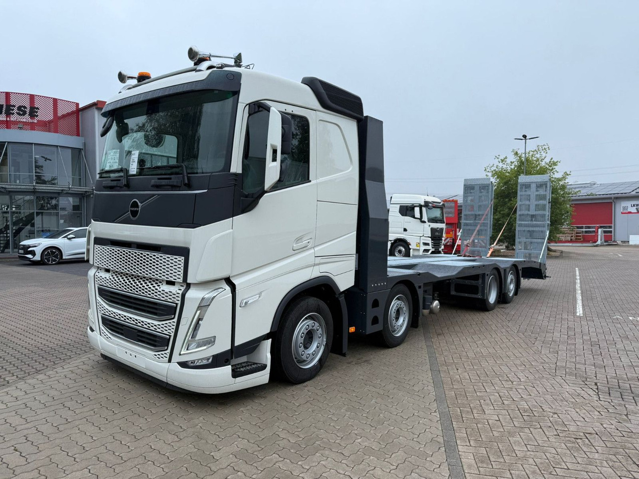 Volvo Arbeitsbühnen Baumaschinentransporter mit Rampen - Xe tải thùng lửng/ Phẳng: hình 4 Volvo Arbeitsbühnen Baumaschinentransporter mit Rampen - Xe tải thùng lửng/ Phẳng: hình 4