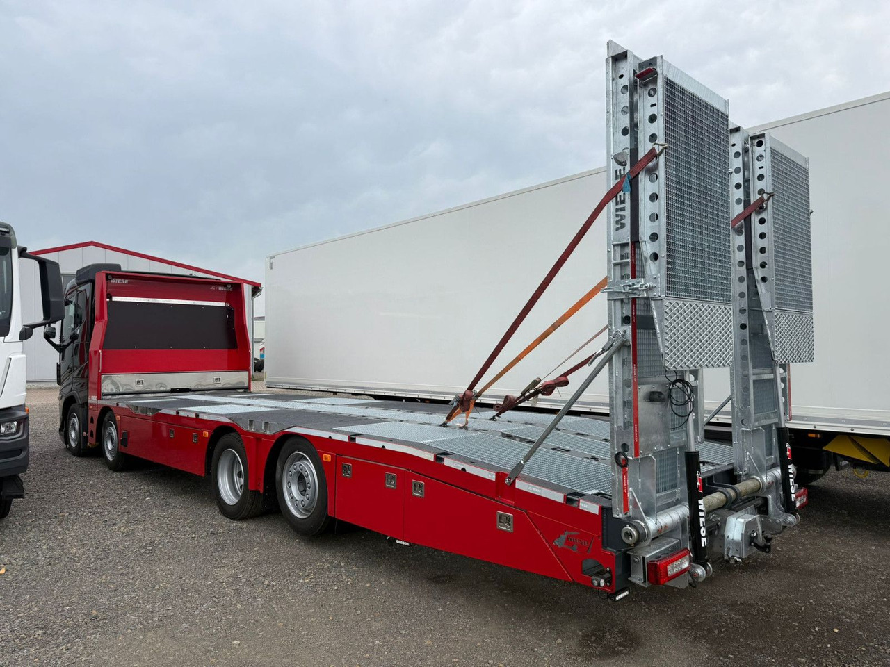 Volvo Arbeitsbühnen Baumaschinentransporter mit Rampen - Xe tải chuyên chở tự động: hình 3 Volvo Arbeitsbühnen Baumaschinentransporter mit Rampen - Xe tải chuyên chở tự động: hình 3