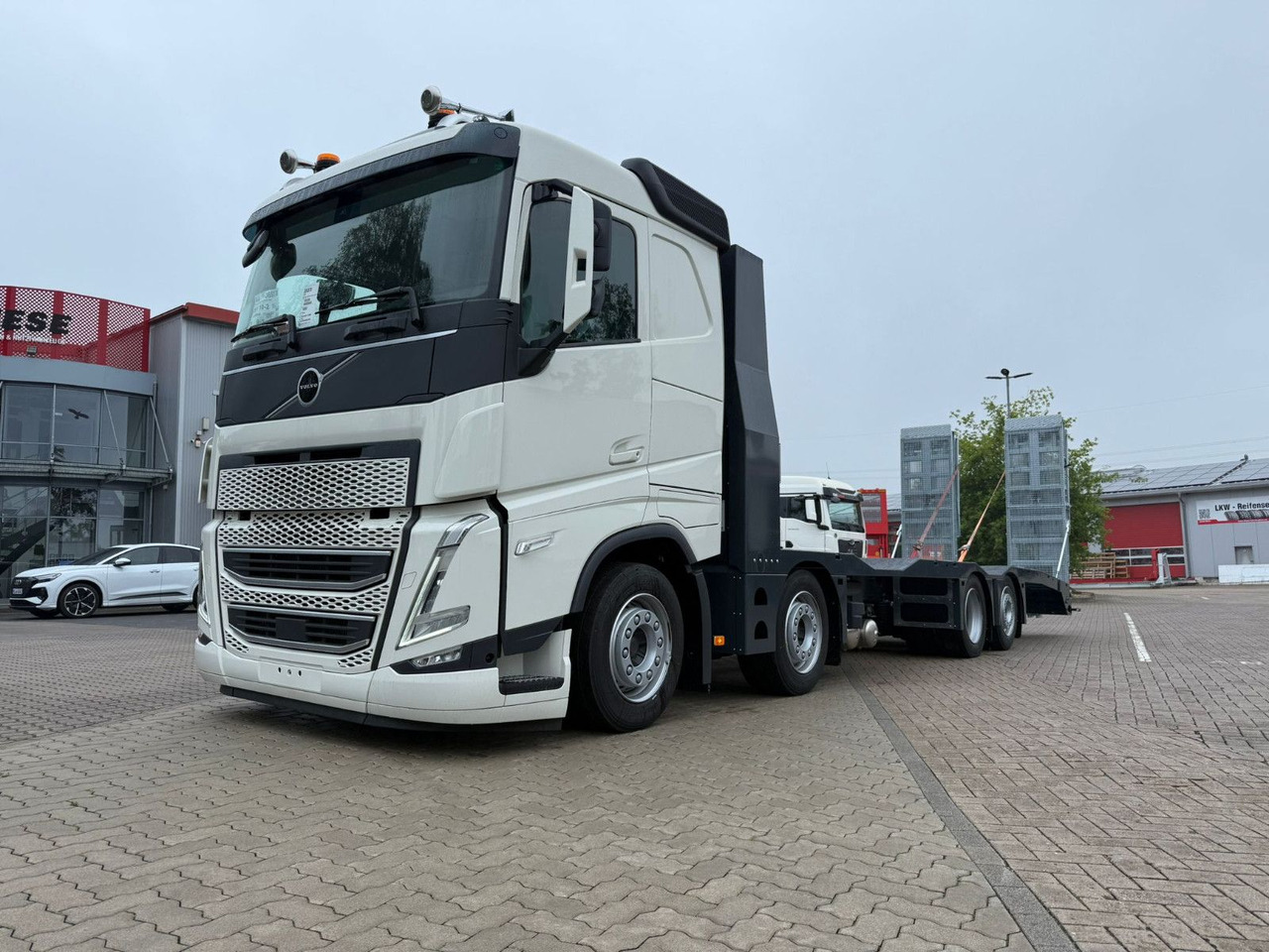 Volvo Arbeitsbühnen Baumaschinentransporter mit Rampen - Xe tải kéo: hình 1 Volvo Arbeitsbühnen Baumaschinentransporter mit Rampen - Xe tải kéo: hình 1