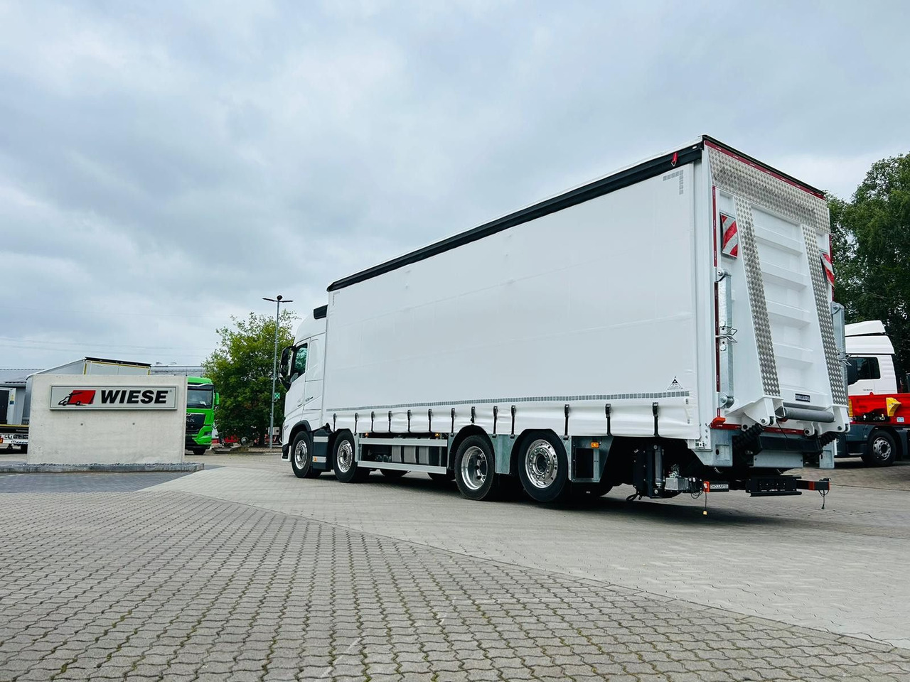 Volvo FH 500 8x2 Arbeitsbühnen Transporter LBW 9t - Xe tải thùng mui bạt: hình 2 Volvo FH 500 8x2 Arbeitsbühnen Transporter LBW 9t - Xe tải thùng mui bạt: hình 2