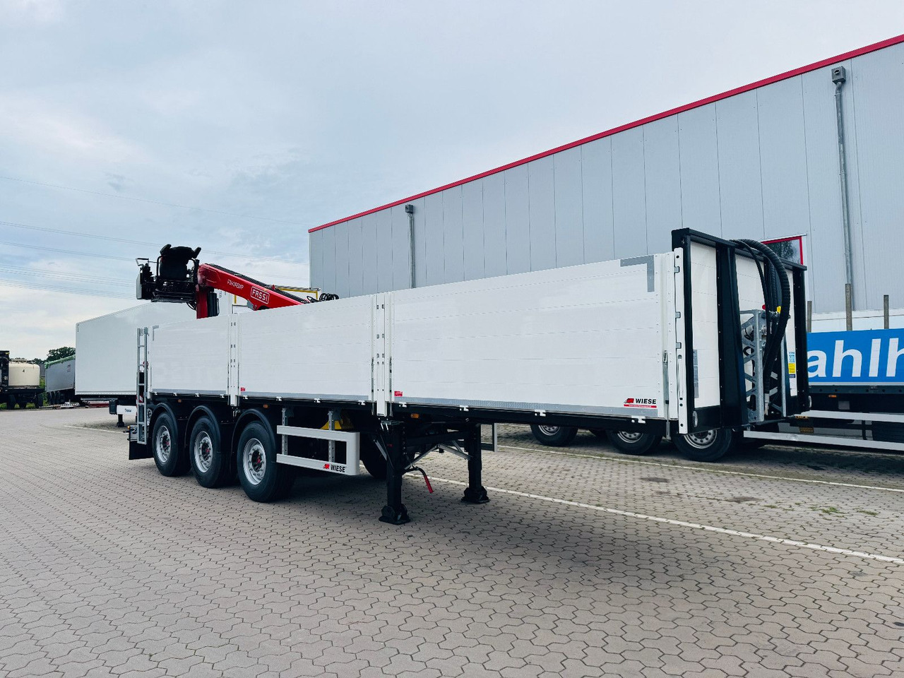Wiese Baustoffauflieger - Heckkran Kran Fassi - Sơ mi rơ moóc thùng lửng/ Phẳng: hình 2 Wiese Baustoffauflieger - Heckkran Kran Fassi - Sơ mi rơ moóc thùng lửng/ Phẳng: hình 2