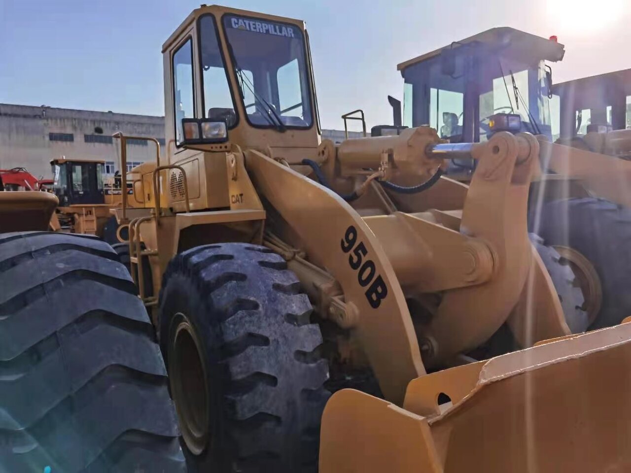 CATERPILLAR 950B - Máy xúc lật bánh lốp: hình 2 CATERPILLAR 950B - Máy xúc lật bánh lốp: hình 2