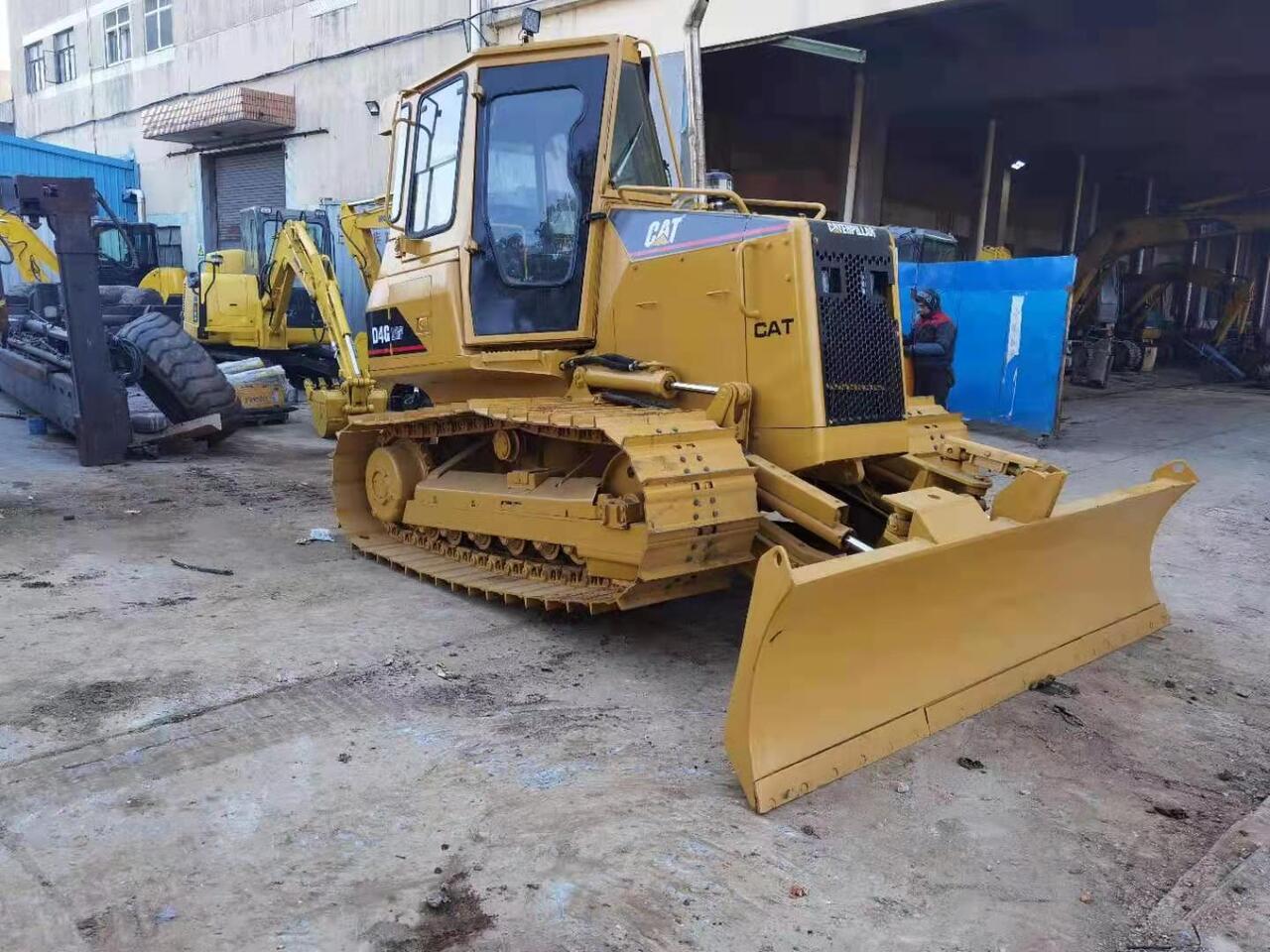CATERPILLAR D4G - Máy ủi: hình 2 CATERPILLAR D4G - Máy ủi: hình 2