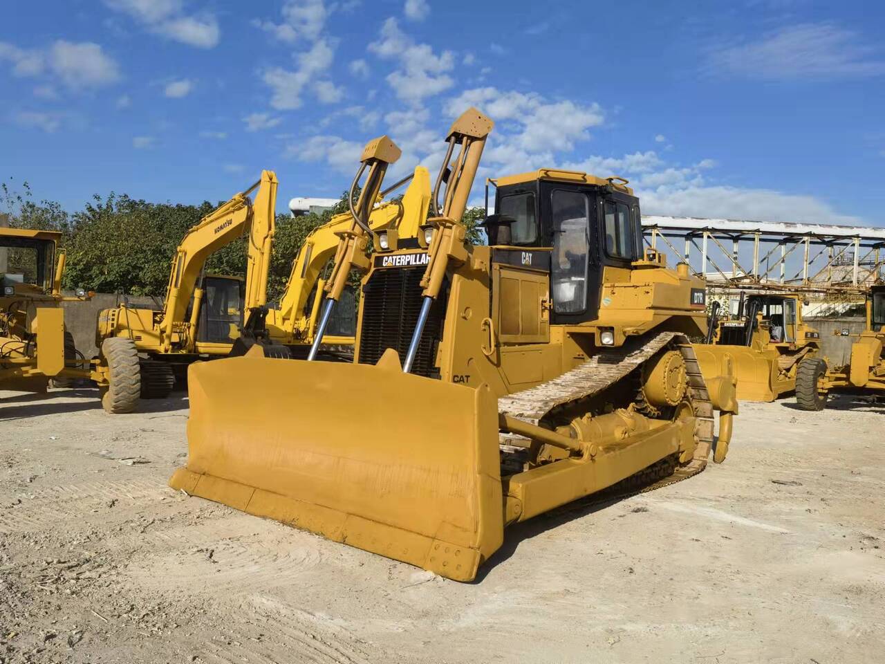 CATERPILLAR D7R - Máy ủi: hình 3 CATERPILLAR D7R - Máy ủi: hình 3